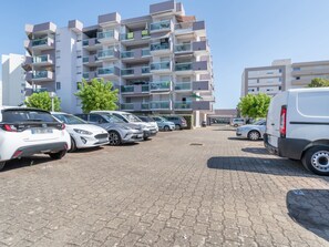 Eine mehrgeschossige Parkgarage mit mehreren parkenden Autos.