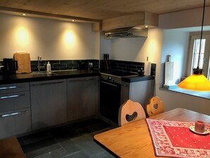 Kühlschrank, Mikrowelle, Ofen, Kochgeschirr/Geschirr/Besteck