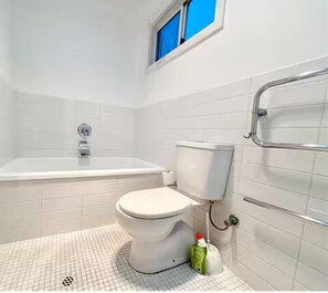 Bathroom - Entire quiet house in Perth, Australia
4 guests 2 bedrooms 3 beds 2 baths (Perth)