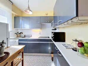 Kühlschrank, Mikrowelle, Ofen, Geschirrspüler