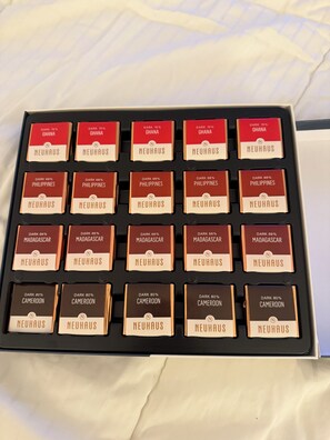 Eine Auswahl an Neuhaus-Pralinen in verschiedenen Sorten und Kakaoanteilen.