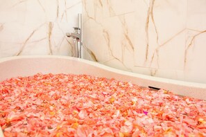 Luxury Villa, Pool View | Bathroom | Bathrobes, slippers, bidet - Letto Villas (Kerobokan)