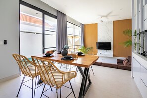 Exclusive Villa, Pool View | Ruang tamu | 50 inci sebuah televisyen pintar dengan digital 