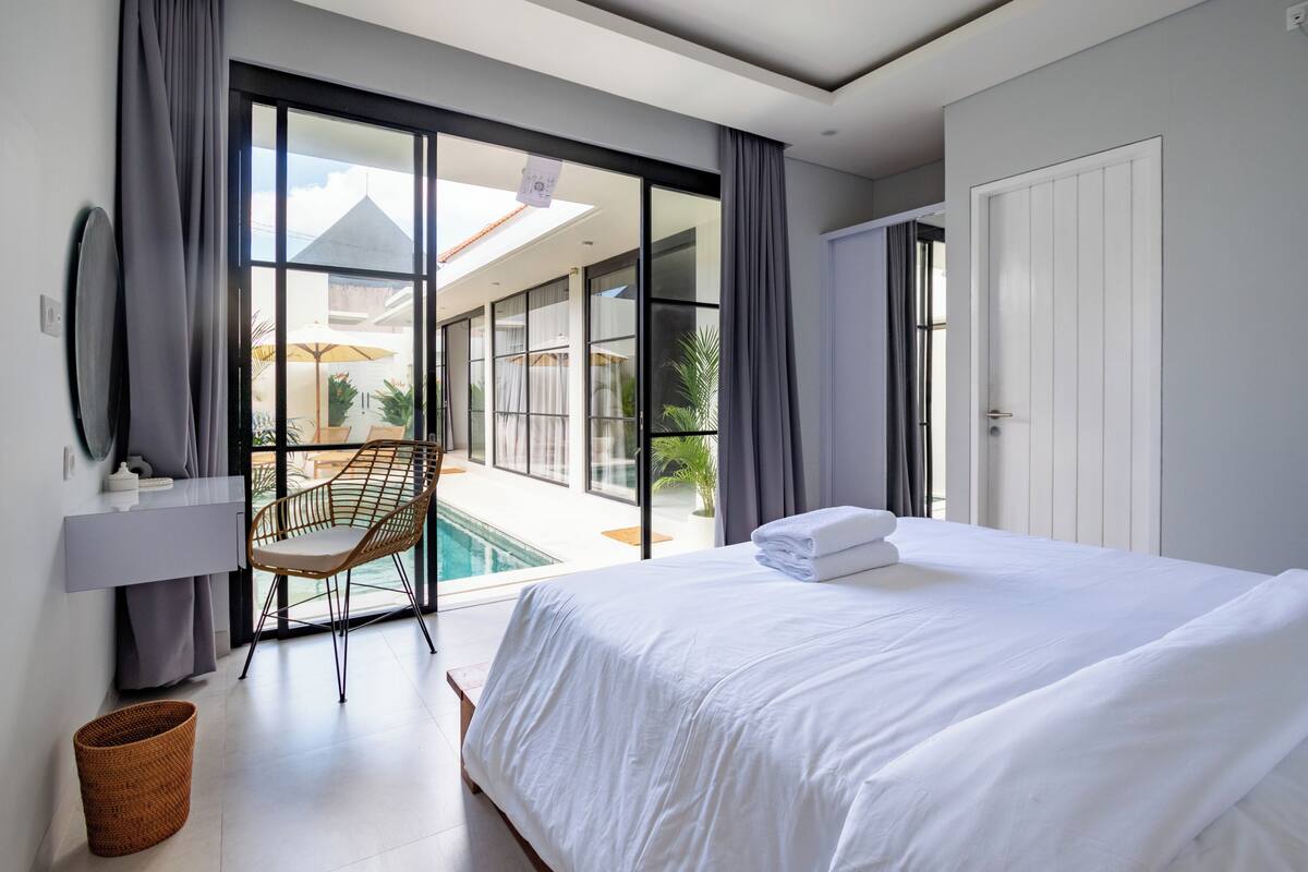 Biệt thự Exclusive, quang cảnh hồ bơi | Bộ trải giường bằng vải cotton Ai Cập, bộ đồ giường cao cấp 