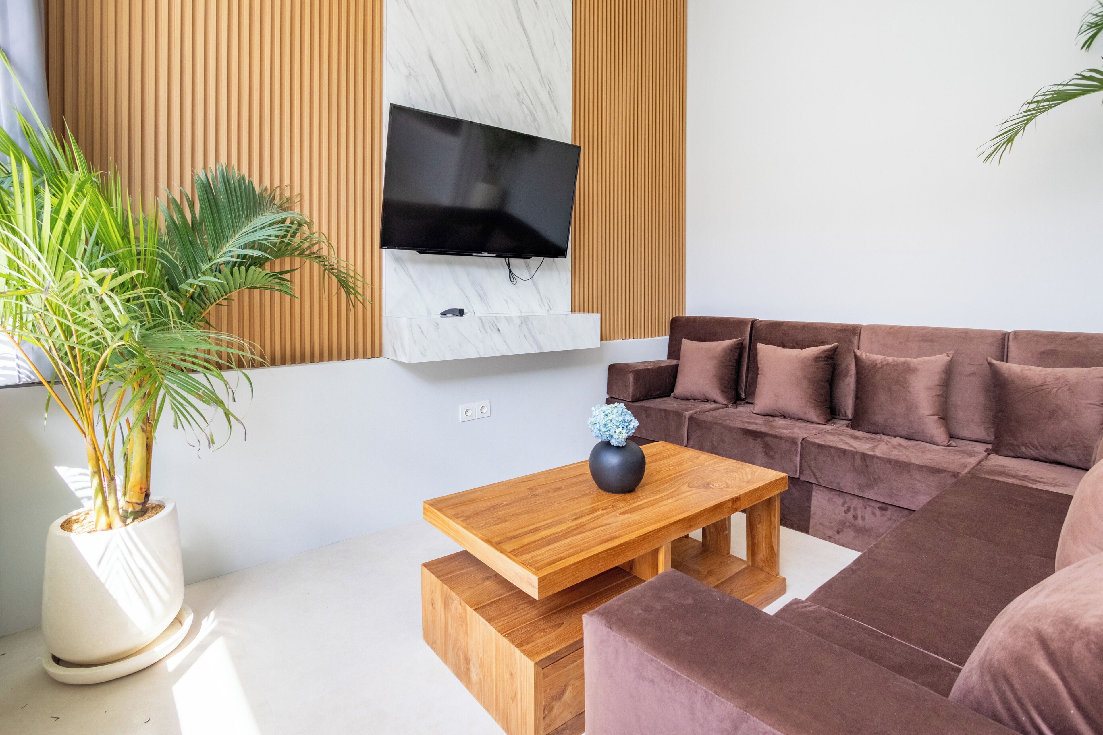Villa exclusive, vue sur la piscine | Aire de séjour | Téléviseur connecté de 50 po avec télévision numérique