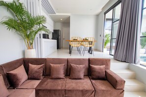 Luxury-Villa, Poolblick | Wohnzimmer | 50-Zoll-Smart-TV mit Digitalempfang
