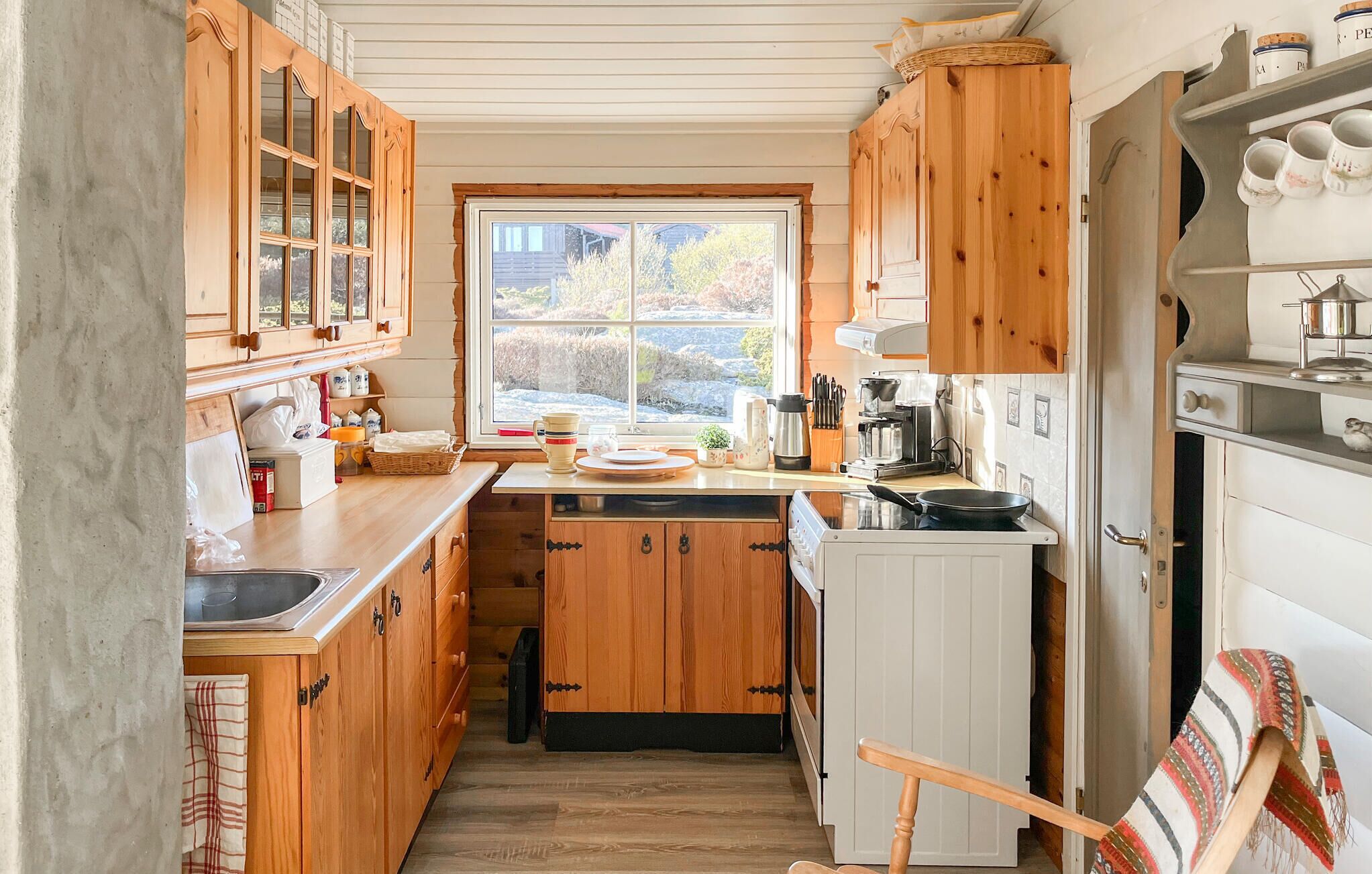 Fridge, oven, stovetop, coffee/tea maker