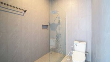 Standard Double Room, Garden View | Bathroom | Towels, soap, shampoo