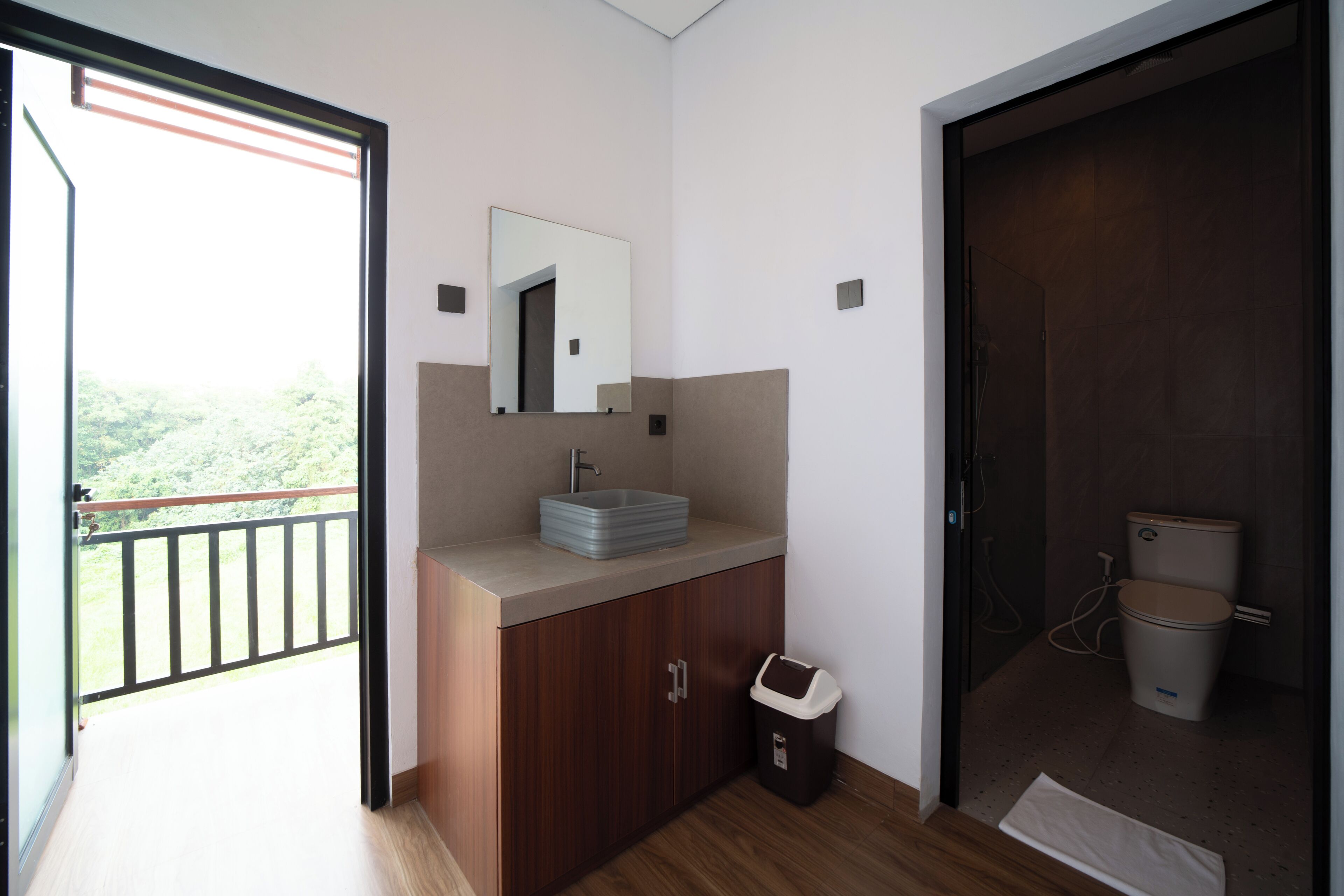 Standard Double Room, Garden View | Bathroom | Towels, soap, shampoo