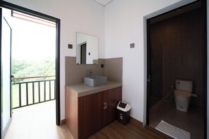 Bathroom - Lunaire Guest House (Tabanan)