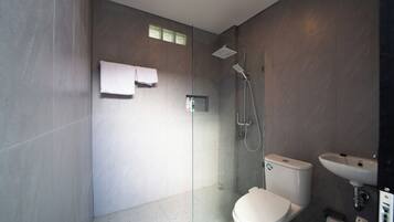 Habitación familiar doble, vistas a la piscina | Baño | Toallas, jabón y champú