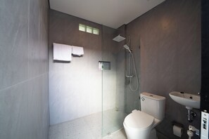 Quarto casal família, vista para a piscina | Banheiro | Toalhas de banho, sabonete, shampoo 