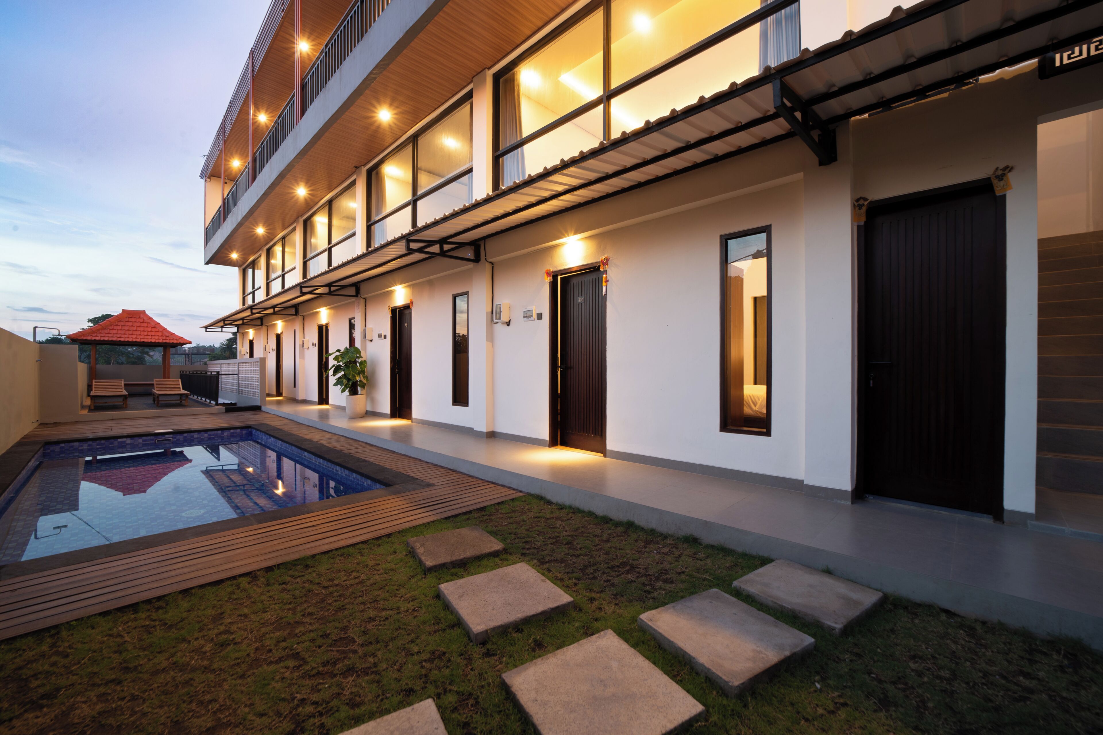 Una piscina al aire libre