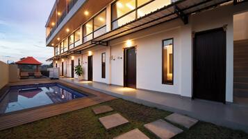 Una piscina al aire libre