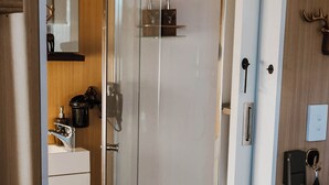 Dusche, Haartrockner, Handtücher, Shampoo