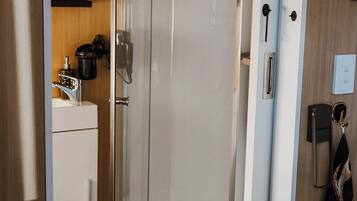 Shower, hair dryer, towels, shampoo