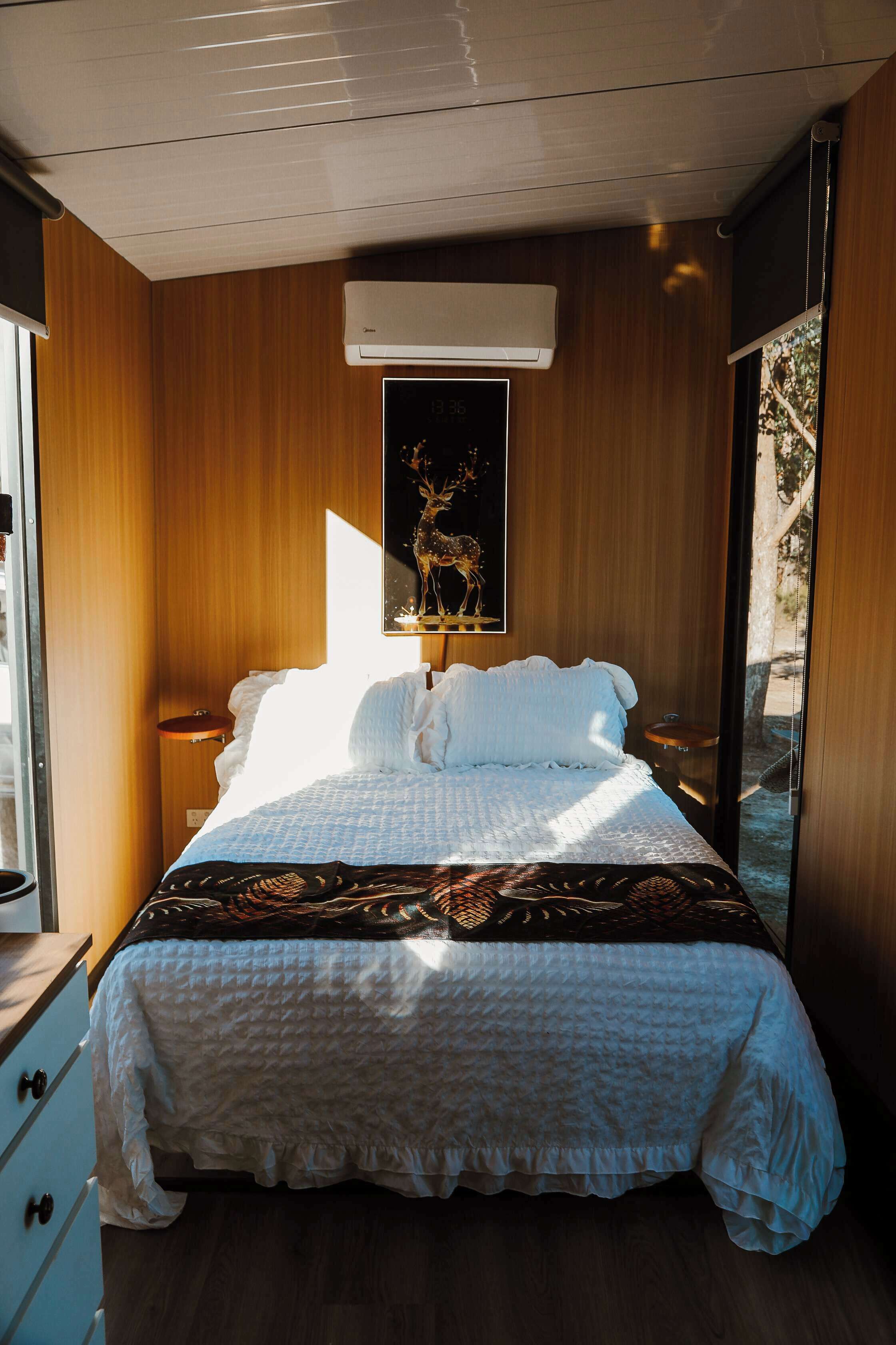 1 bedroom, bed sheets