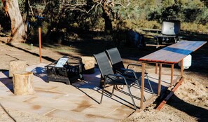 Outdoor dining - Wild Yards Tiny House by Tiny Away (Roseberg)