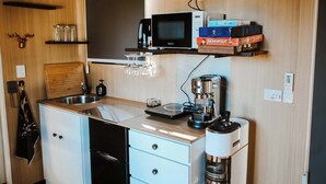 Kühlschrank, Mikrowelle, Herdplatte, Wasserkocher