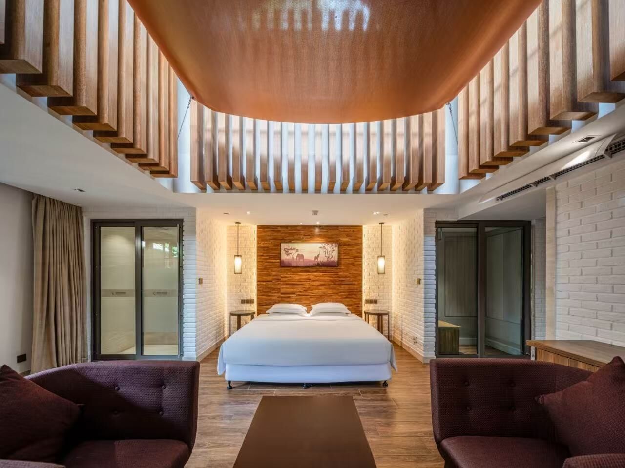 Kahden hengen deluxe-huone, näköala pihalle | Tallelokero huoneessa, pimennysverhot, silitysrauta/-lauta