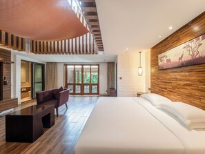 Quarto casal luxo, vista para o pátio | Cofres nos quartos, cortinas blackout, ferros/tábuas de passar roupa