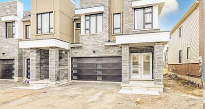 Spacious Modern 4BR Home | Family & Group Getaway, a minute walk to Lake Ontario