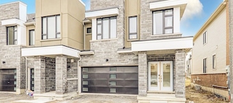 Spacious Modern 4BR Home | Family & Group Getaway, a minute walk to Lake Ontario