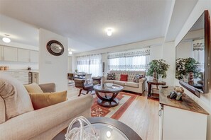 Living area - Spacious Modern 4BR Home | Family & Group Getaway, a minute walk to Lake Ontario (Clarington)