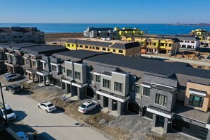 Exterior - Spacious Modern 4BR Home | Family & Group Getaway, a minute walk to Lake Ontario (Clarington)