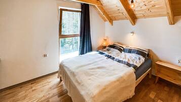 2 bedrooms, iron/ironing board, free WiFi