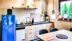 Cozinha moderna com lava-louças, pia e armários de madeira.