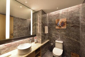 Comfort Twin kamer, uitzicht op heuvels | Badkamer