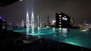 Una piscina cubierta