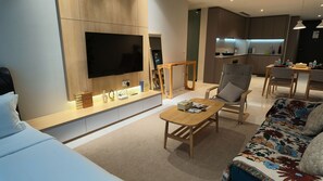 Tabla de planchar con plancha, wifi y ropa de cama 