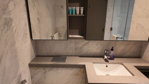 Ducha, secador de pelo, bidet, toallas