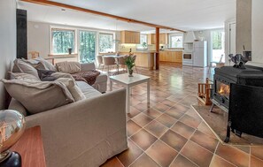 Ein modernes Wohnzimmer mit einer Couch, einem Couchtisch und einem Kamin.