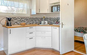 Refrigerador, parrilla de estufa y cafetera y tetera 