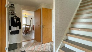 Eine Treppe mit Holzbodenstufen und einem Teppich.