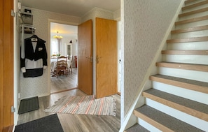 Eine Treppe mit Holzbodenstufen und einem Teppich.