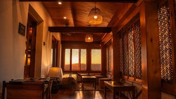 Superior Suite, River View | Living area