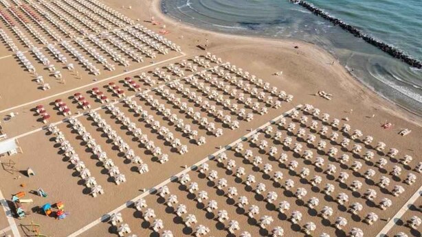 A beach with rows of umbrellas and sun loungers. - Holiday apartment with wooden veranda (Viserba di Rimini)