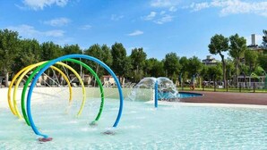 A water feature with a circular arrangement of rings and a fountain in a park. - Holiday apartment with wooden veranda (Viserba di Rimini)