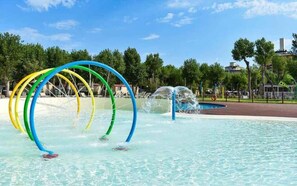 A water feature with a circular arrangement of rings and a fountain in a park. - Holiday apartment with wooden veranda (Viserba di Rimini)