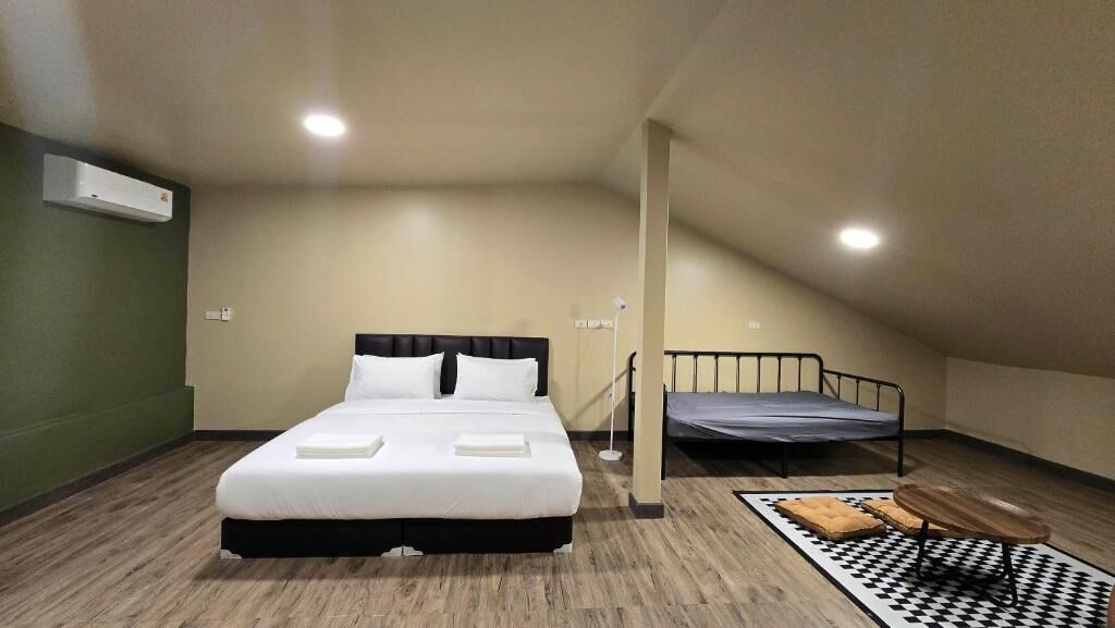 Deluxe Room | Blackout drapes, free WiFi