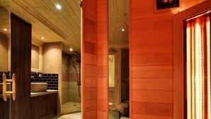 Une salle de bain avec une douche, des toilettes et un lavabo.