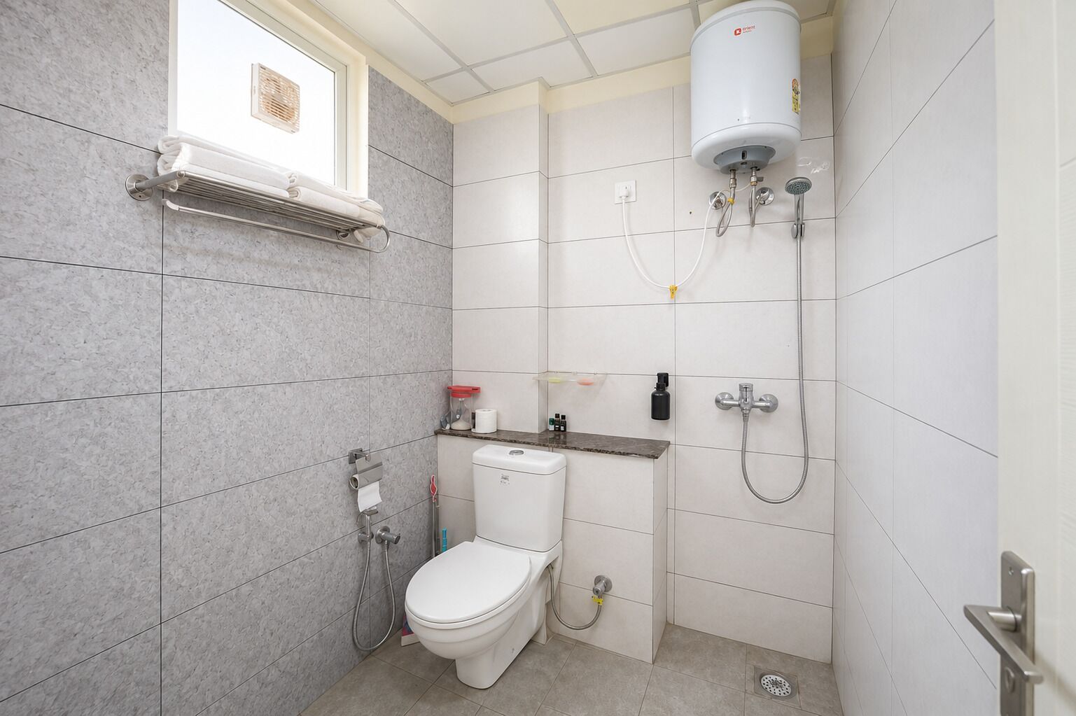 Regadera, toallas, jabón, papel de baño 