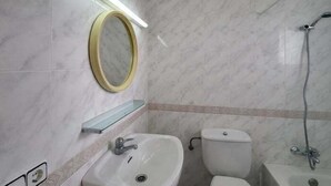 Ein Badezimmer mit Waschbecken, Toilette und Dusche.