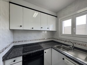 Microwave, oven - Second-floor apartment with privileged sea views (l'Escala)