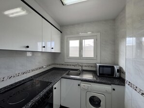 Microwave, oven - Second-floor apartment with privileged sea views (l'Escala)