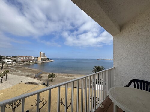 Fourth-floor apartment with panoramic sea views